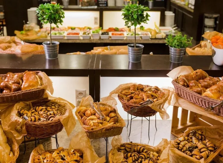 Śniadanie jest podawane w formie bufetu