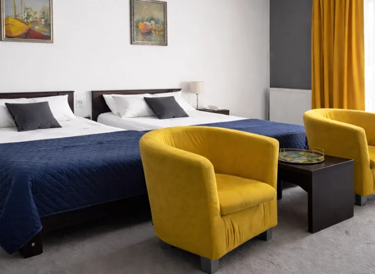 Do dyspozycji gości oddano komfortowe pokoje (na zdjęciu pokój Lux 2+1)