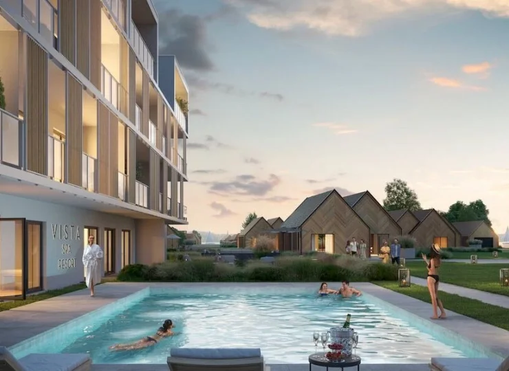 Relaks w basenie z widokiem na jezioro jest jeszcze przyjemniejszy