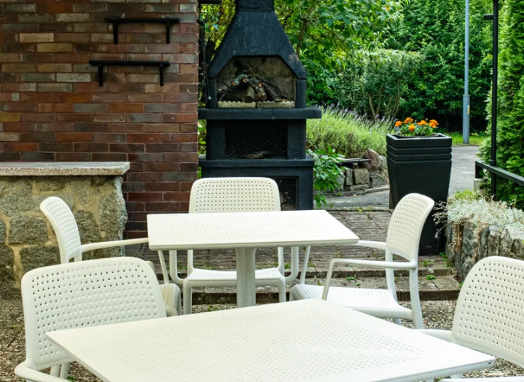 Na zewnątrz jest grill i stoły