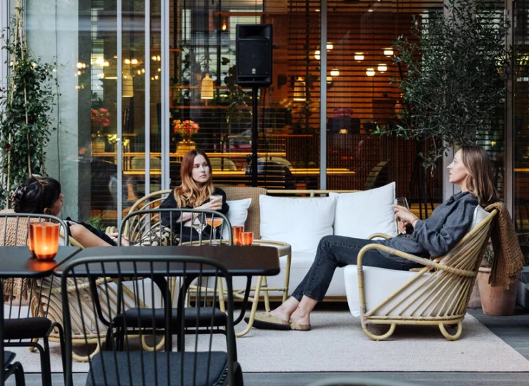 Hotel mieści się w sercu Dzielnicy Czterech Wyznań