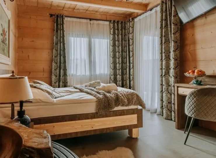 Wnętrza w budynku Gordonówka mają więcej stylowych, podhalańskich dodatków