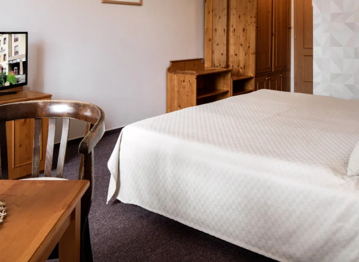 Okna pokoi wychodzą na miasteczko lub na rzekę Łabę