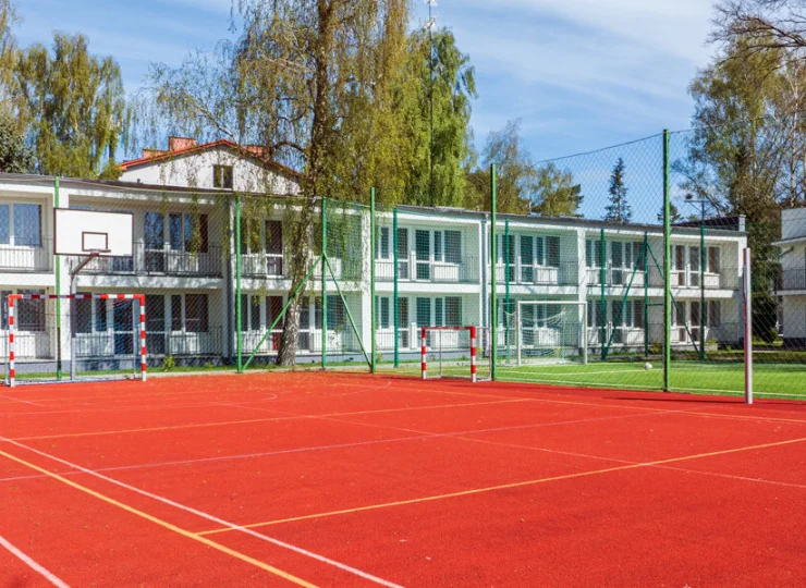 Ośrodek posiada kompleks boisk sportowych, w tym boisko wielofunkcyjne