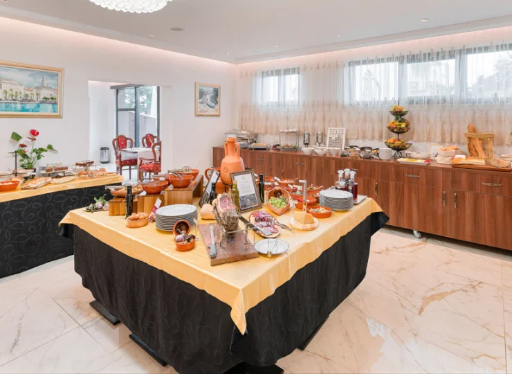 Codziennie rano orgaznizowane są tu śniadania w formie bufetu