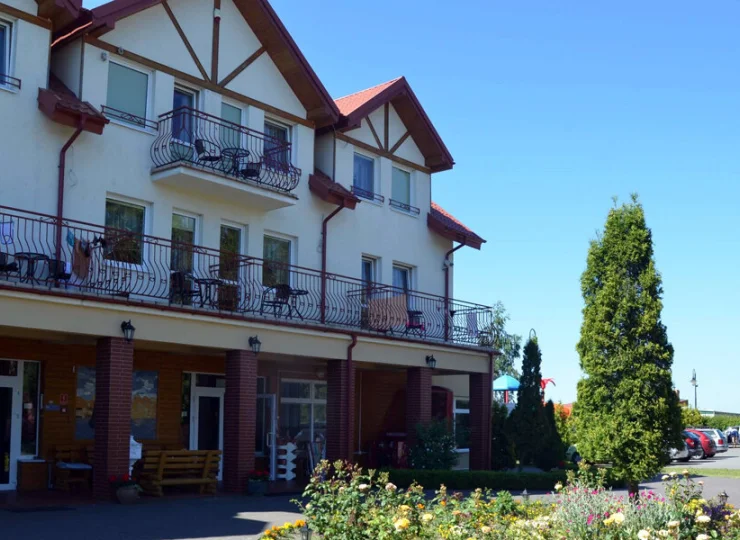 Tutaj znajduje się także recepcja i sala restauracyjna