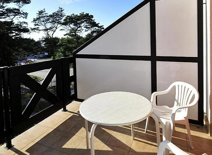 Niektóre pokoje mają umeblowany balkon