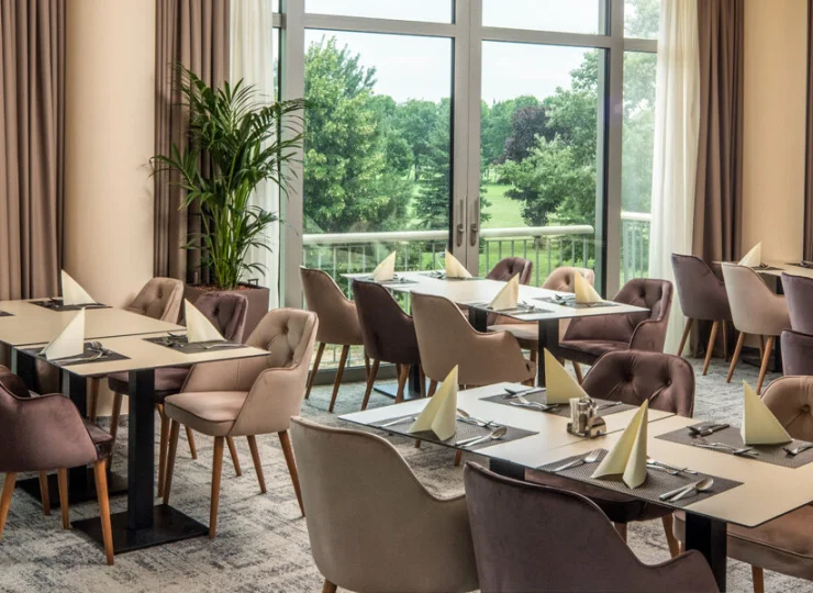 Z głównej restauracji mamy piękny widok na pole golfowe