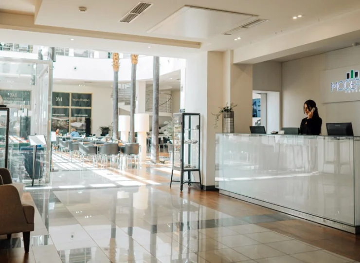 W hotelu znajduje się pomocna recepcja