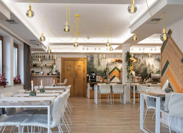 Codziennie rano w restauracji dostępne jest śniadanie w formie bufetu