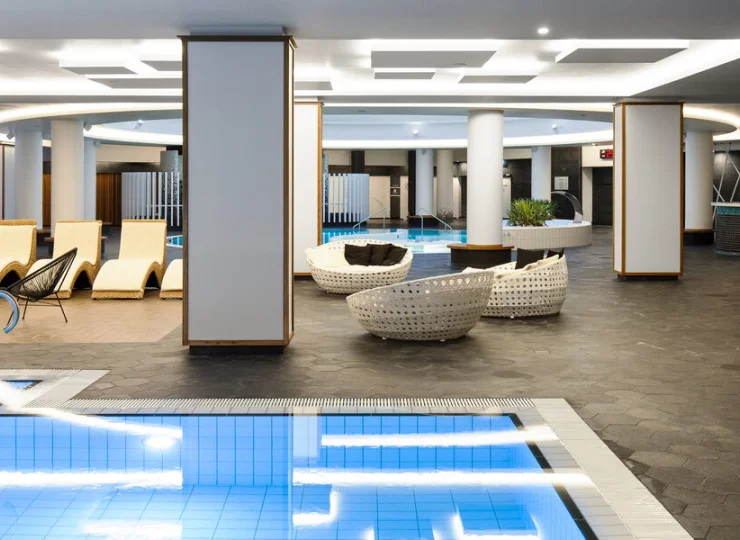 Nad basenami jest sporo miejsc do relaksu