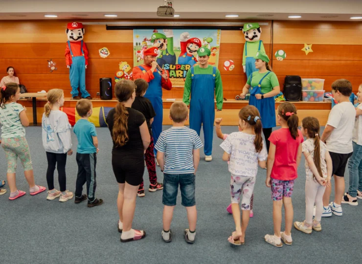 Animatorzy wcielają się w postaci z bajek i popkultury