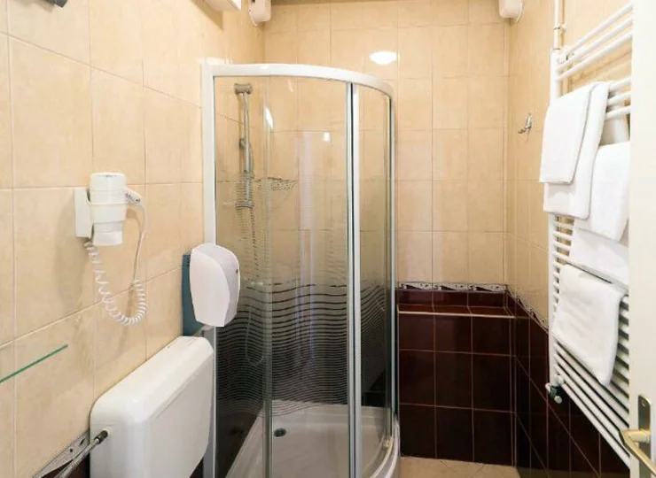 Każdy pokój ma łazienkę z prysznicem i suszarką do włosów