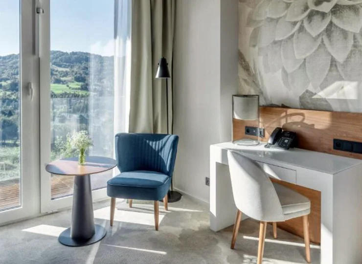 Niektóre pokoje oferują widok na góry, inne na Park Zdrojowy lub miasteczko