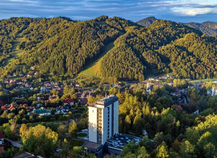 Hotel mieści się w górnej części Szczawnicy, tuż obok Górnego Parku Zdrojowego