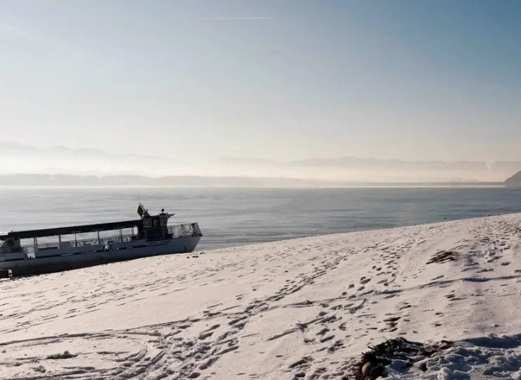Resort jest położony na wschodnim brzegu jeziora
