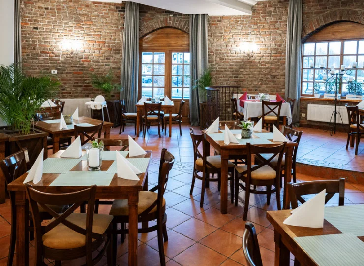 Posiłki dla gości są podawane w Restauracji Charlotta (budynek główny)