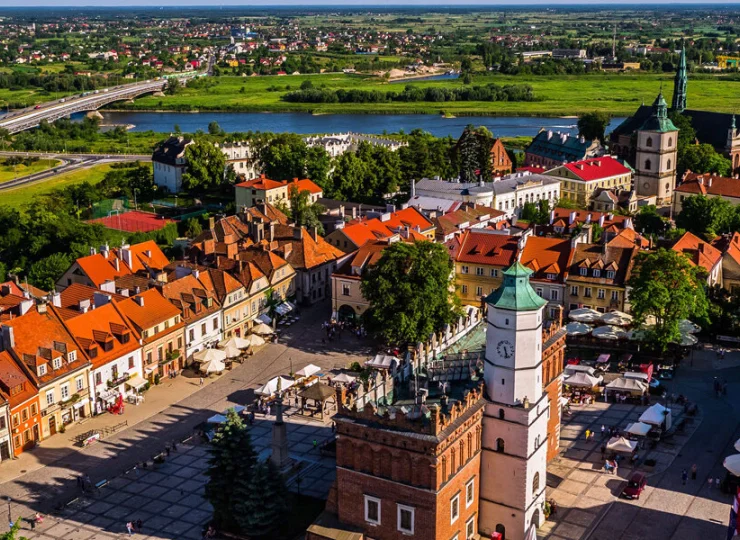 Obiekt znajduje się po drugiej stronie Wisły względem zabytkowego Sandomierza