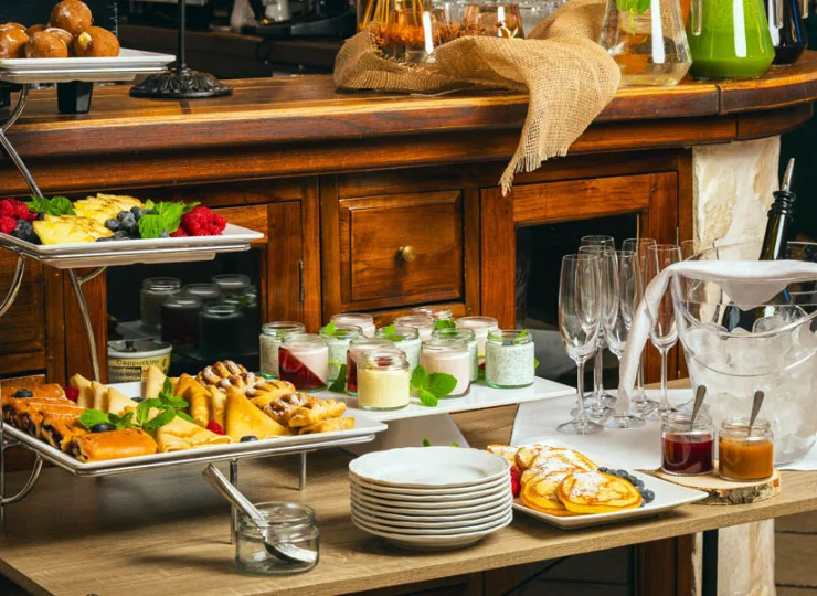 Jest tutaj kącik ze słodkościami i deserami