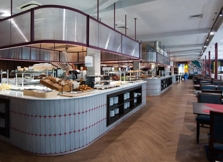 W Sandra SPA czeka na Was przestronna restauracja bufetowa