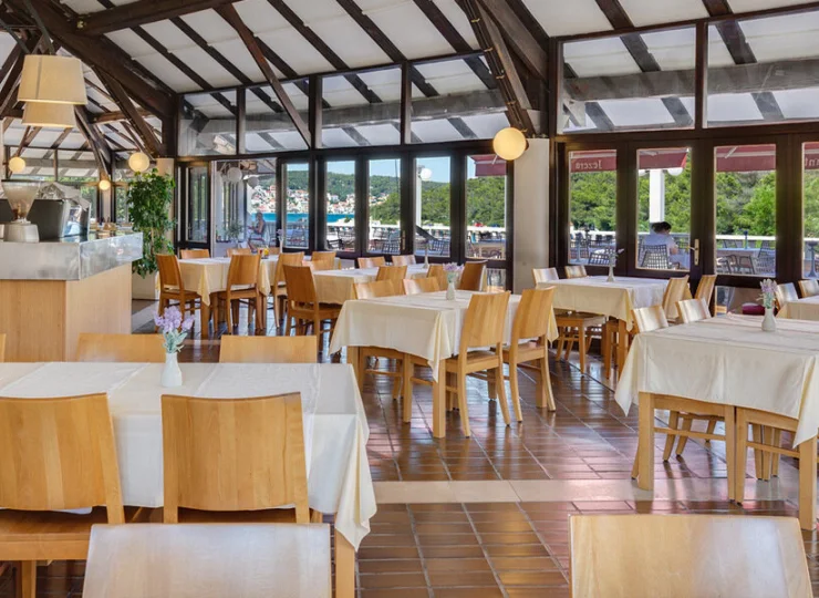 Restauracja serwuje śniadania i ciepłe dania z karty