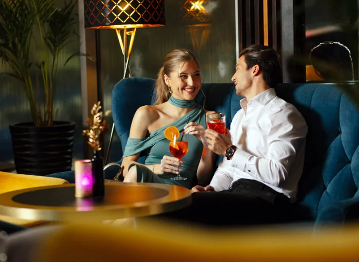 W hotelowym lobby znajduje się elegancki drink bar