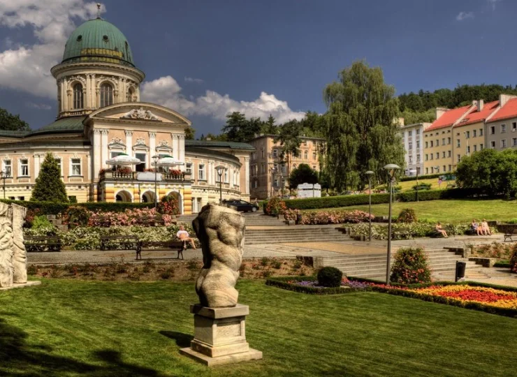 Hotel sąsiaduje z Parkiem Zdrojowym (150 m)