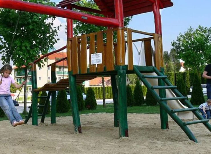 Obok hotelu jest też plac zabaw dla dzieci