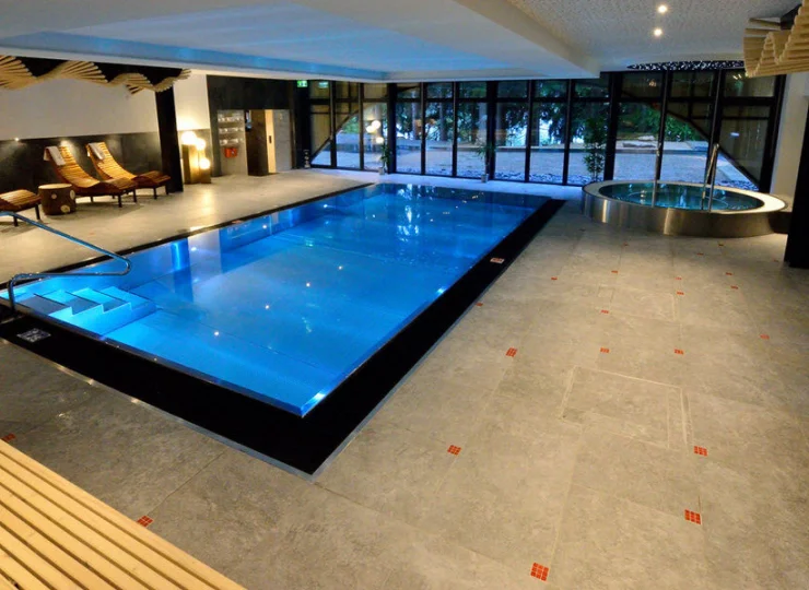 Obok basenu z przeciwprądem jest też jacuzzi