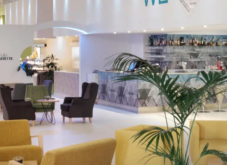 Wieczorem można zrelaksować się w barze, gdzie serwowane są doskonałe drinki