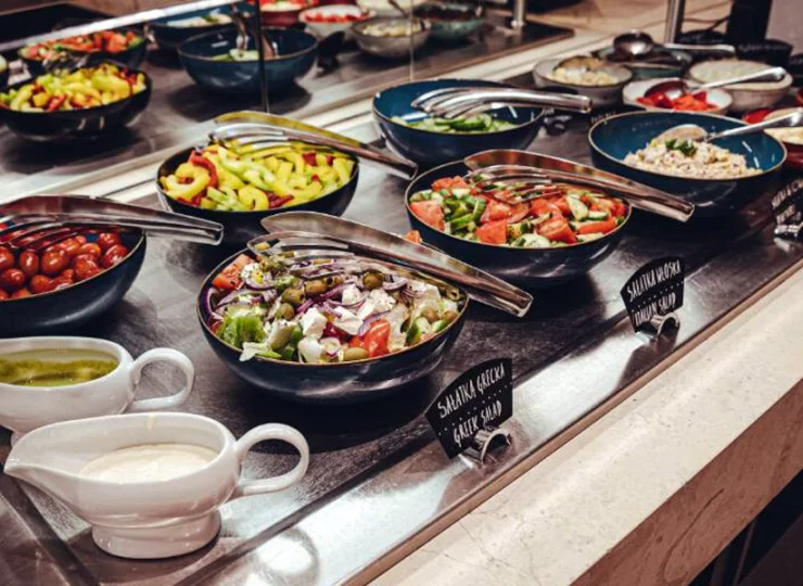 Śniadania dla gości hotelowych mają formę bufetu