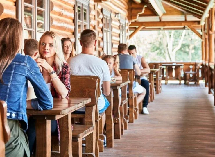 Koliba Liptov ma też stoliki na tarasie