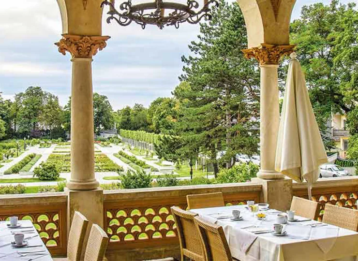 Hotel jest otoczony pięknym zadbanym parkiem i ogrodem