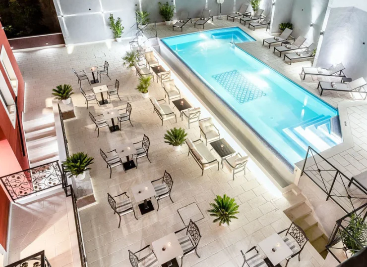 Posiada zewnętrzny basen i przyjemny taras