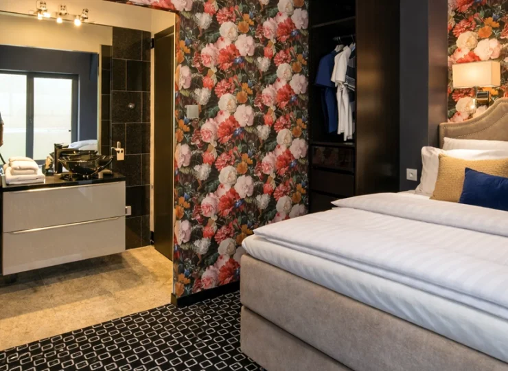 Wyposażenie pokoju obejmuje biurko, telewizor oraz internet Wi-Fi