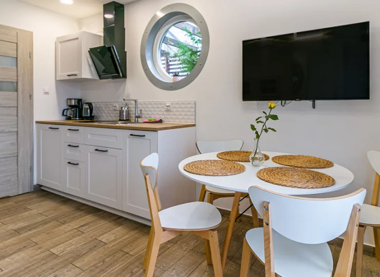Na dole Apartamentu Wygodnego jest salon z aneksem kuchennym