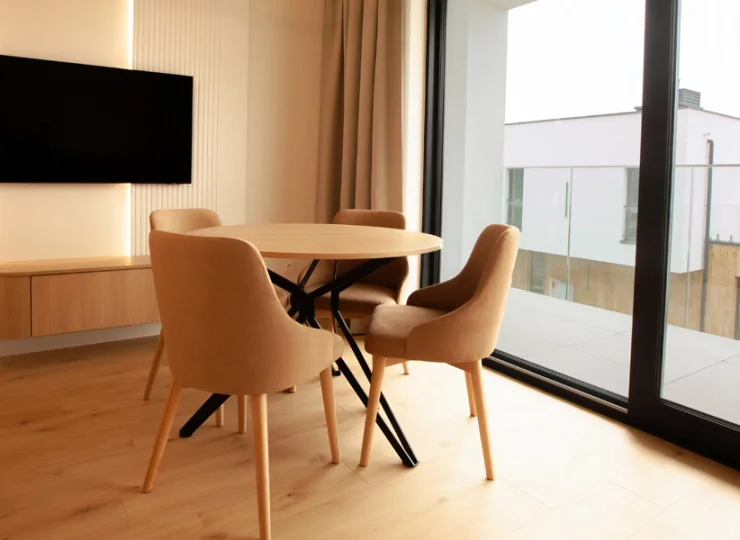 Apartamenty mają balkony lub tarasy