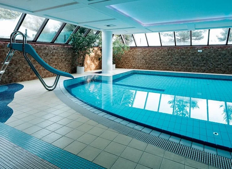 Hubert to hotel rodzinny z basenem