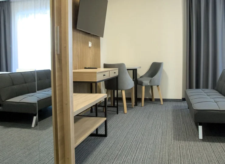 Pokój hotelowy komfort taras+ ma dodatkowo rozkładaną sofę