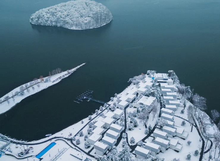 Budynki resortu Lemon na tle jeziora, widoczna też Małpia Wyspa