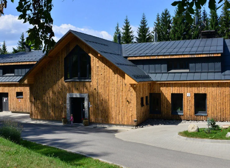 Budynki resortu wzniesiono z drewna - naturalnego materiału