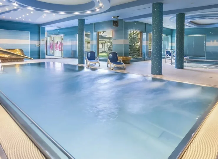 Ponadto hotel bezpośrednio sąsiaduje z kąpieliskiem termalnym Thermal Corvinus