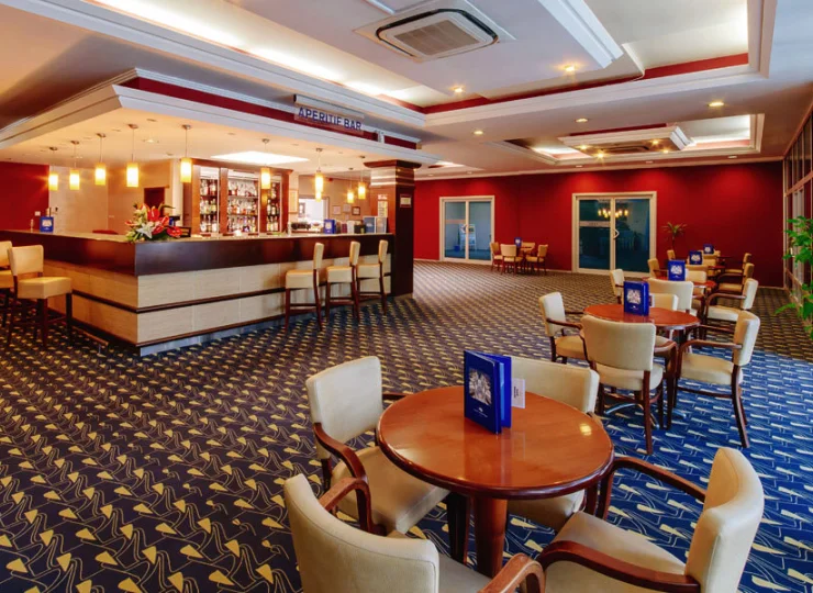 Naprzeciwko głównej restauracji mieści się Aperitif Bar