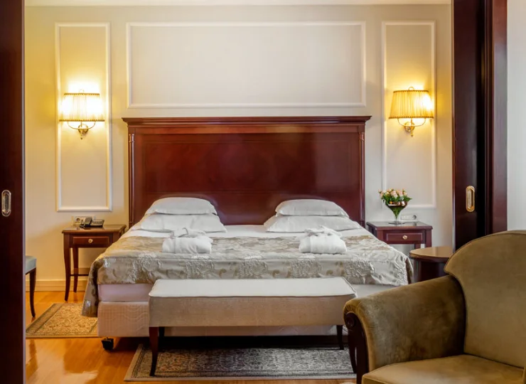 Pokój 2-osobowy suite składa się z sypialni i pokoju dziennego