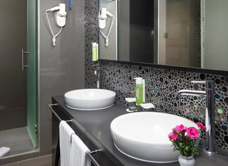 Apartament 2+2 ma dwie łazienki - z wanną i prysznicem