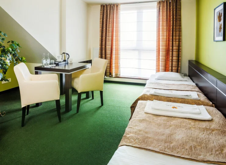 Dostępne są pokoje z podwójnym łóżkiem, jak i z dwoma pojedynczymi