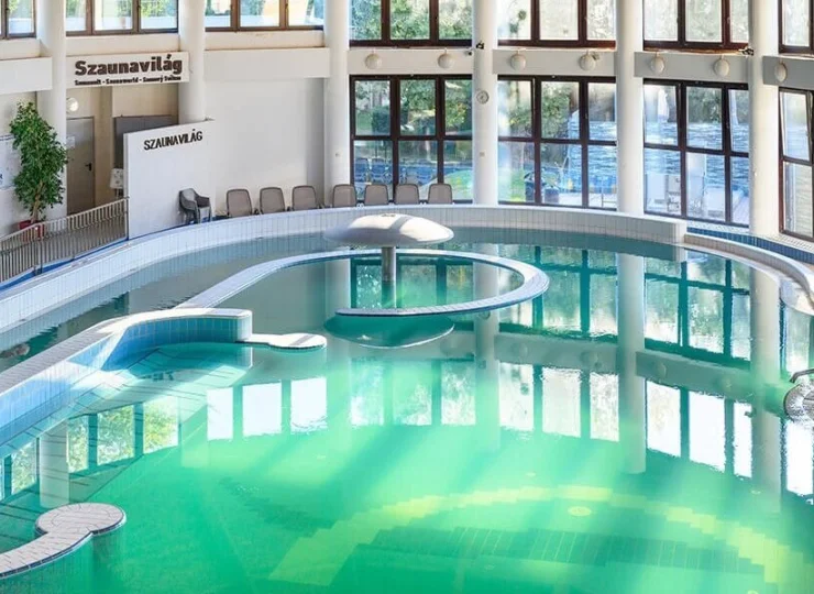 Wewnątrz czekają baseny z wodą termalną