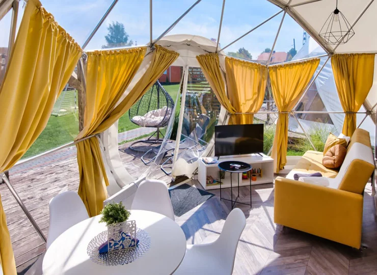 7-osobowy domek sferyczny także jest dwupokojowy