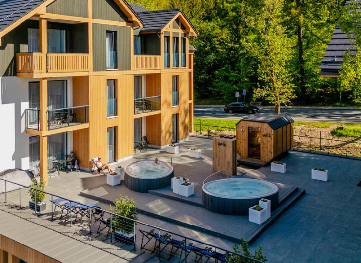 Na tarasie Rezydencji Aqua mieszczą się całoroczne zewnętrzne jacuzzi i sauna