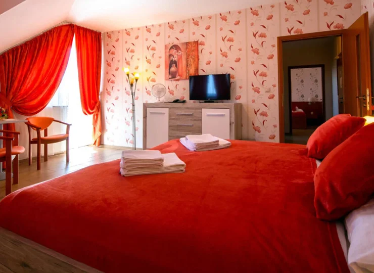 Każdy pokój posiada balkon, lodówkę, czajnik, sejf, TV, Wi-Fi